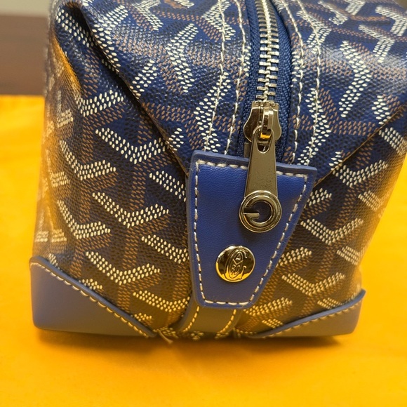 Goyard Navy and White Cosmetic Case - Picture 6 of 8